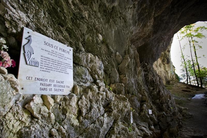La grotte de Luire Mémorial du wagon de la déportation La grotte de Luire Mémorial du wagon de la déportation