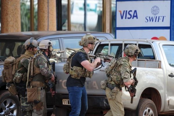 Attaque terroriste à Ouagadougou : qui est l'homme au tee-shirt noir inséré dans un groupe du COS ?