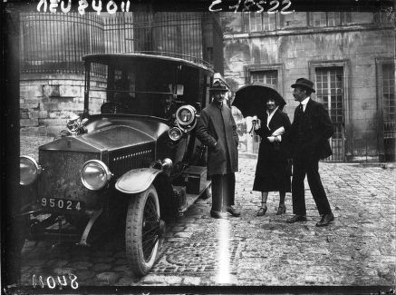 Versailles, élection présidentielle : M. Jean Millerand à côté de la Rolls-Royce présidentielle via Gallica par l'Agence Meurisse (Paris) 1920.