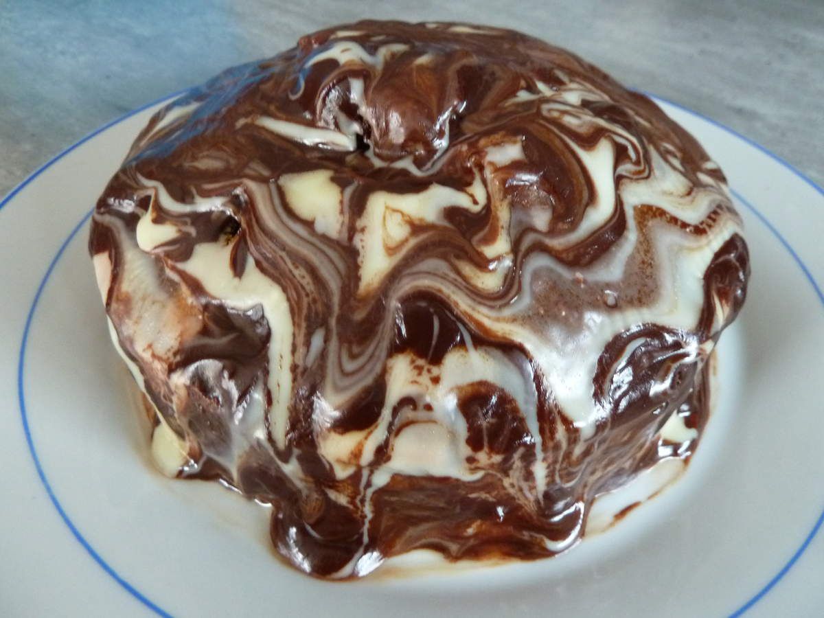 Gâteau marbré glaçage noir et blanc, sans beurre (mélange courgette et  huile) - BLOG CARDAMOME