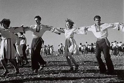 Une vieille tradition: les danses folkloriques (photo vintage)