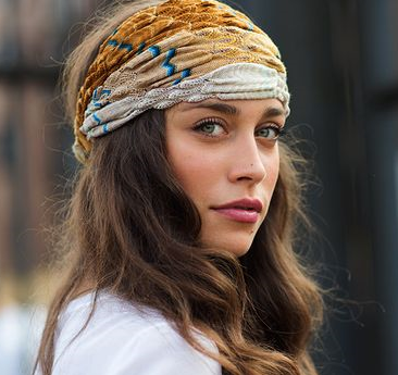 Idées de coiffures avec un foulard - Secrets de Beautés