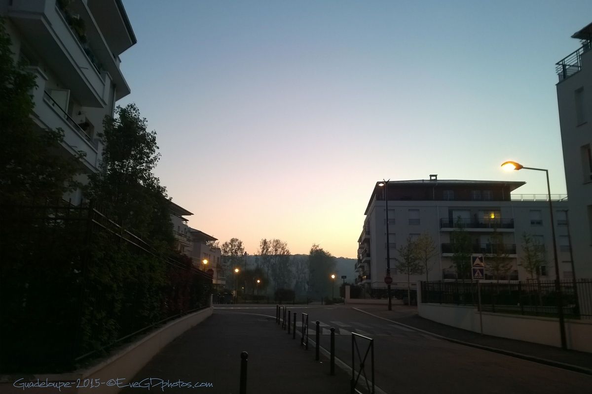 Mantes-la-Jolie à l'aube