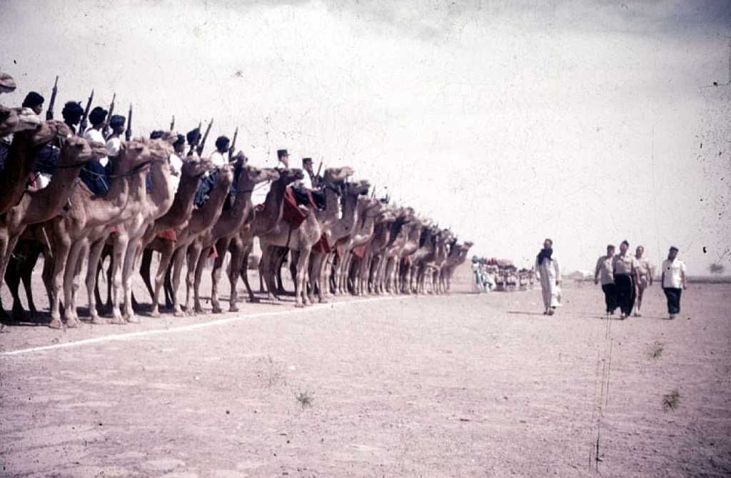 Néma. Visite du président de cette époque: Moktar ould Daddha. Un détachement du 15ème groupe nomade du Hodh lui rend les honneurs. Crédit : Michel Jauniaux