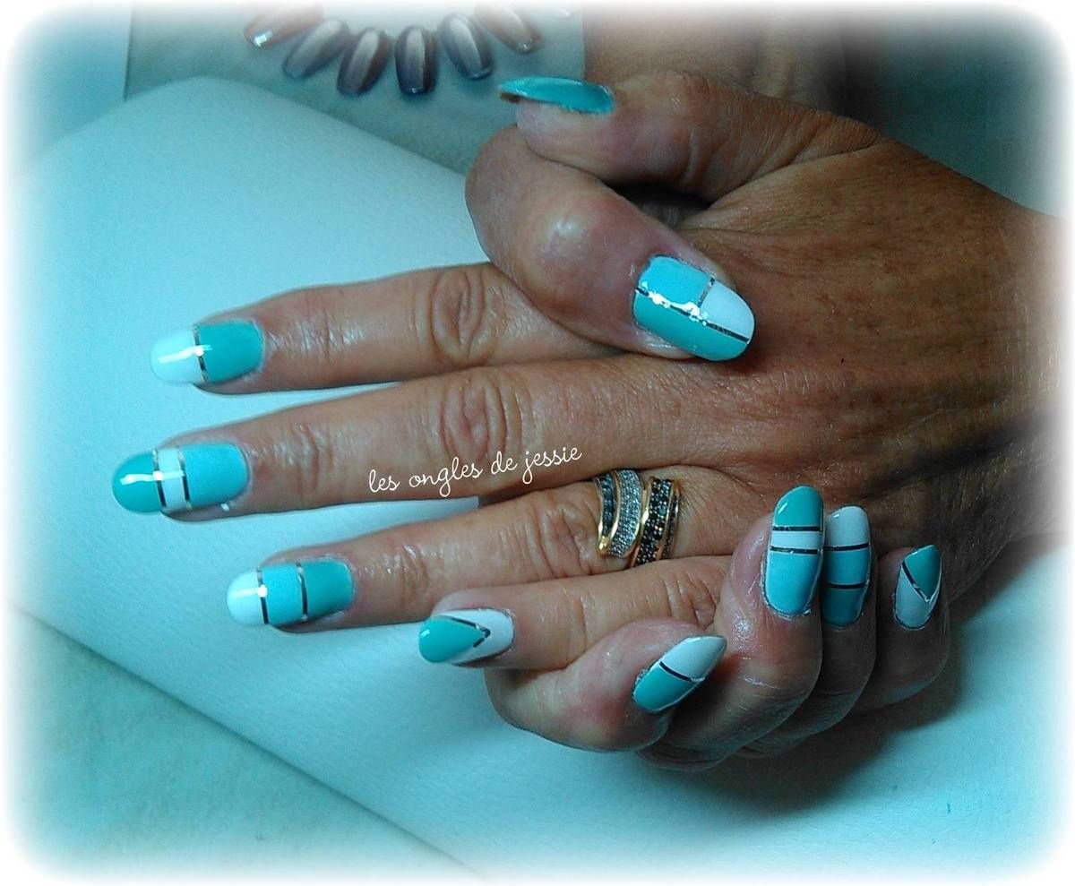 Manucure Bleu Turquoise Et Blanc manucure graphique en turquoise - Les Ongles de Jessie