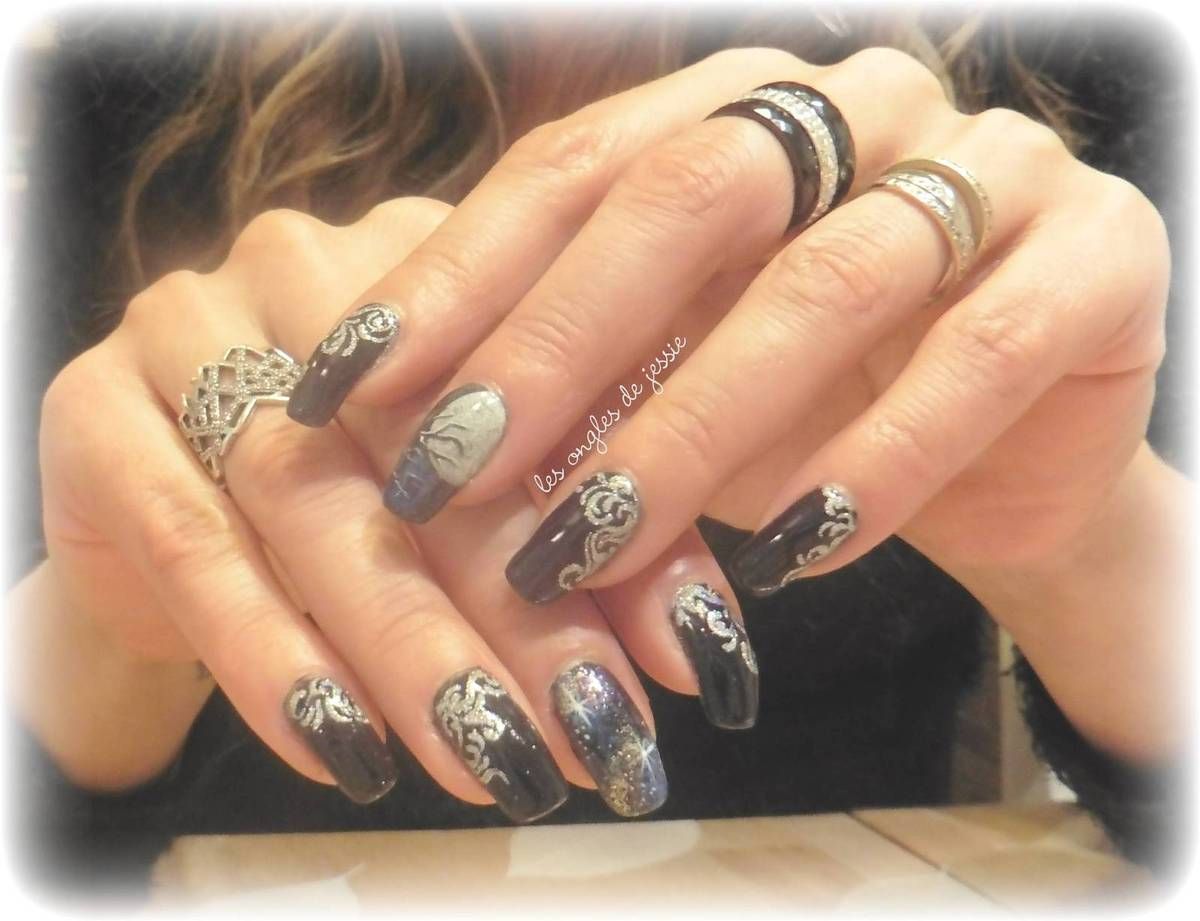 manucure noire volutes en paillettes avec nailart nuit et