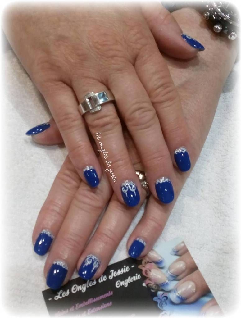 Ongles En Gel Bleu Marine Et Argent manucure bleue volutes elégantes - Les Ongles de Jessie