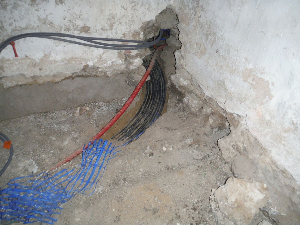 Passage De Gaine Electrique Dans Dalle Mise en place des évacuations et gaines électriques dans la maison -  Rénover soi-même une maison en pierre!