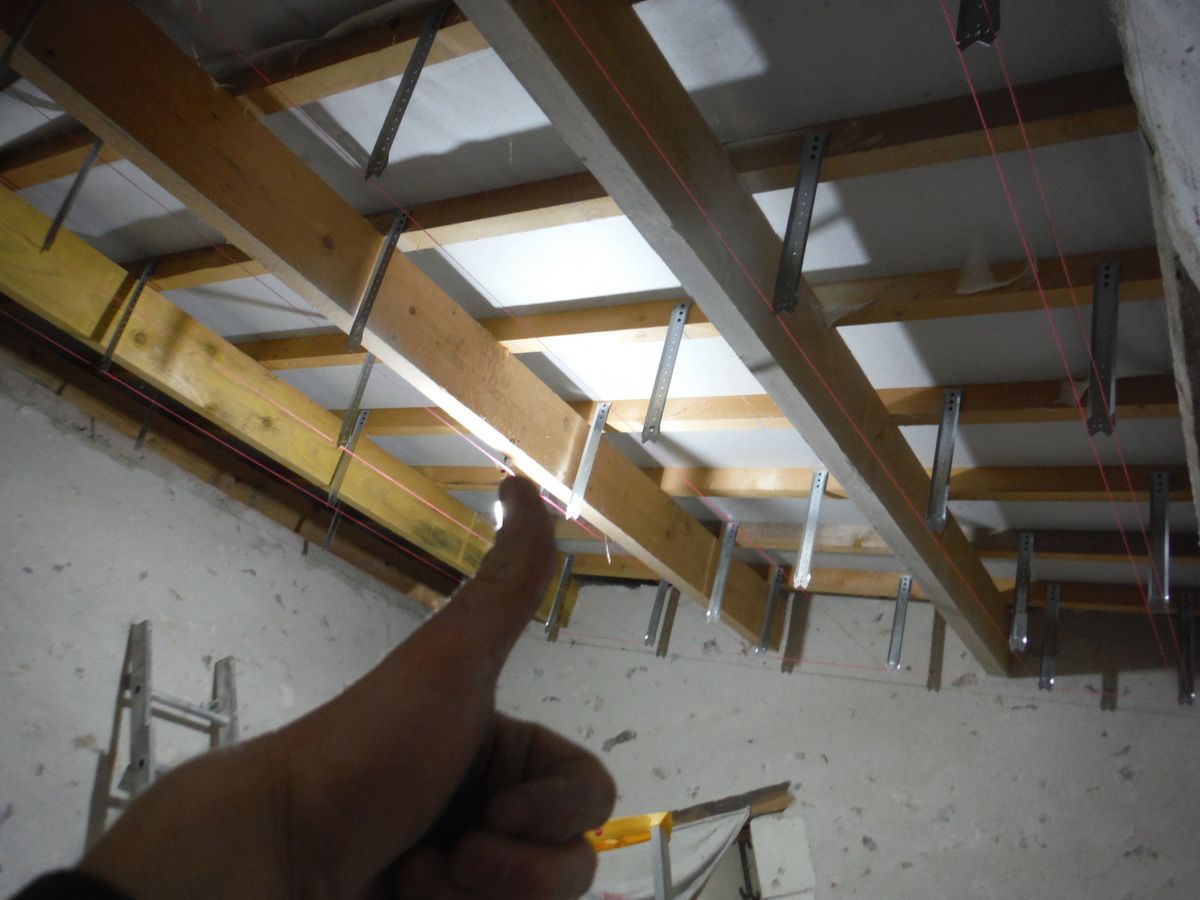 Mettre des suspentes pour un plafond en rampant! - Rénover soi-même une  maison en pierre!