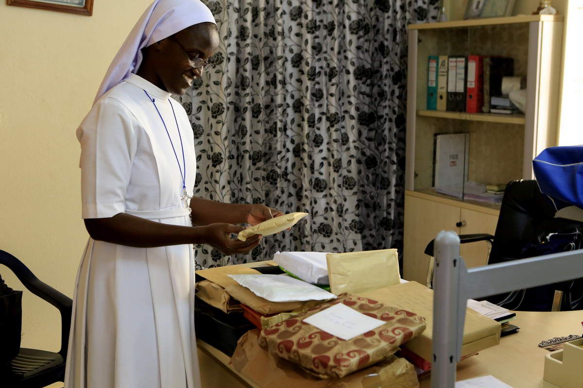Soeur Odette, directrice de l'école Mère Jean-Louis Dieng à Dakar, heureuse de recevoir les courriers et cadeaux de ses élèves parrainés