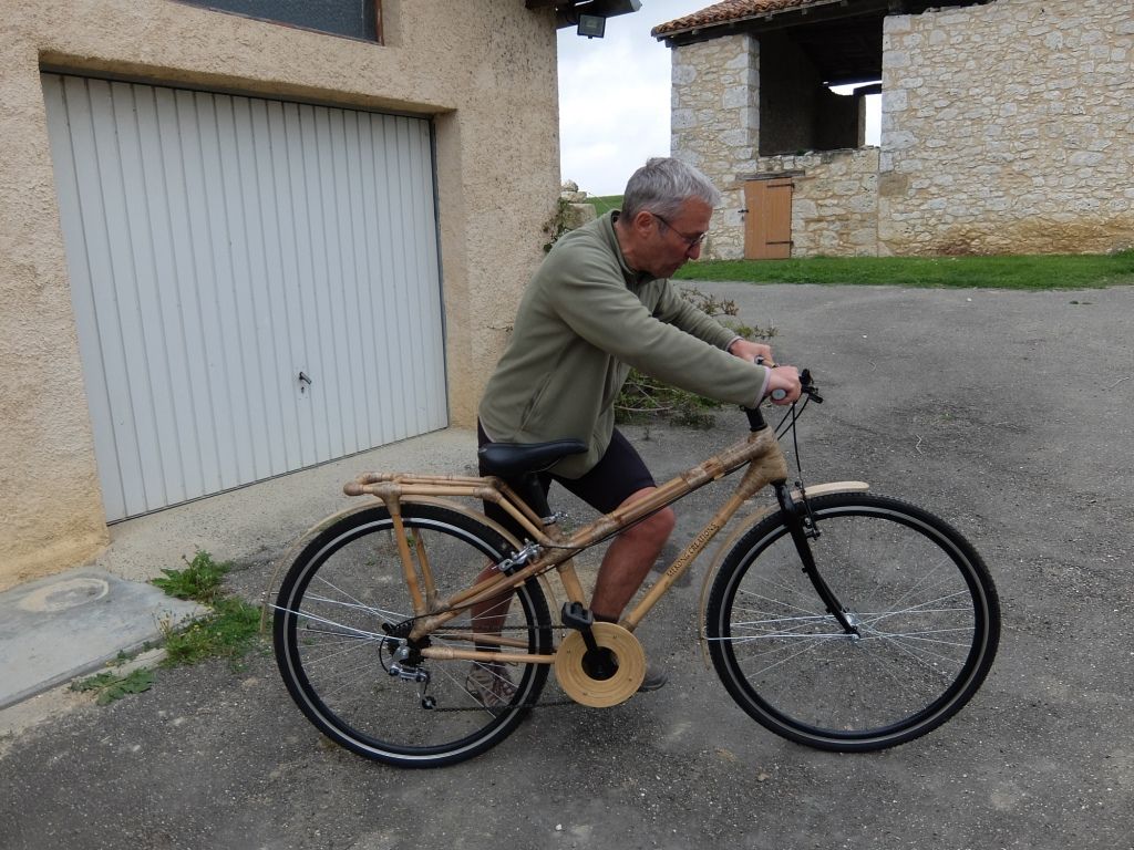 Ici on ne maltraite pas l'histoire - Sarrant - Le Vélo en bambou......j'en veux un.....