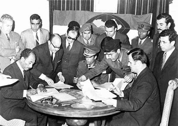 Nationalisme arabe soutennu par les communistes 1-Nasser acclamé 2- Anouar Al Sadate, Khadafi et Al Assad signant un accord 
