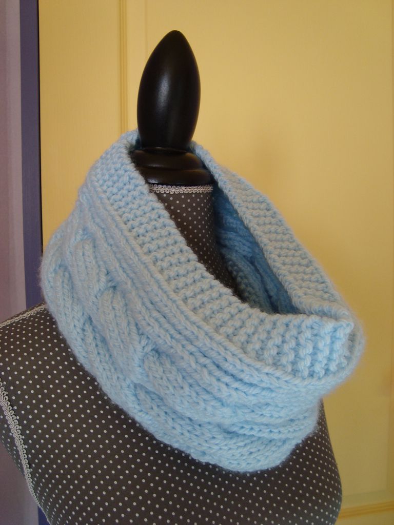 Snood, écharpe-tube, cache-cou en laine LEADER de Plassard 100% acrylique  coloris bleu ciel avec torsades - De fil en aiguille de maille en maille