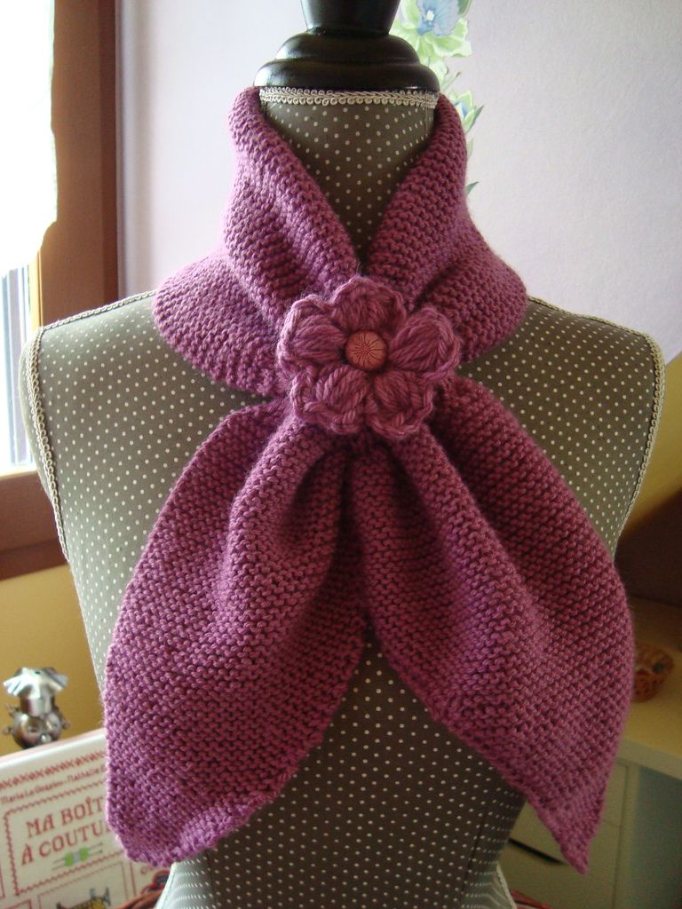 Écharpe cravate - Écharpe feuille fantaisie en laine PARTNER 3.5 de  Phildarviolette à enfiler dans un gros passant orné d'une grosse fleur - De  fil en aiguille de maille en maille
