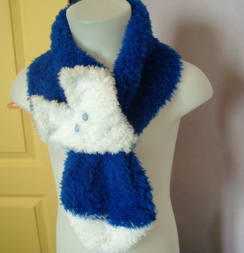 Echarpe tête de renard en laine VELOUR bleu et blanc de Katia - De fil en  aiguille de maille en maille