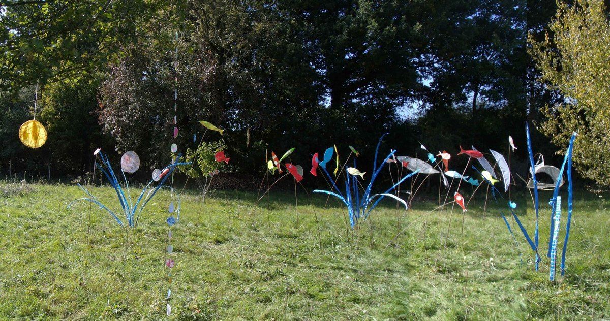 Des poissons dans la prairie.