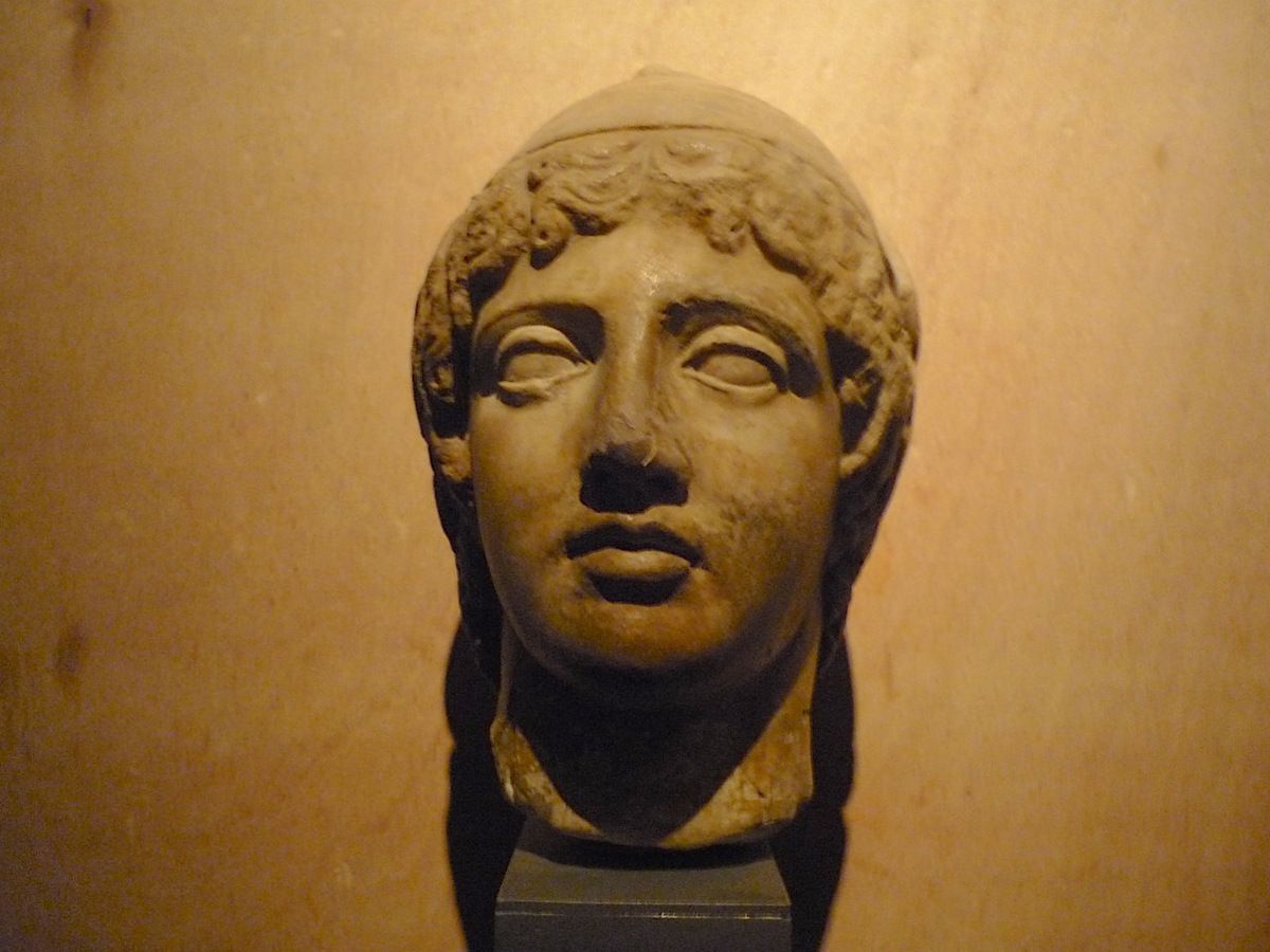 Testa di marmo di giovane con berretto frigio eta ellenistica