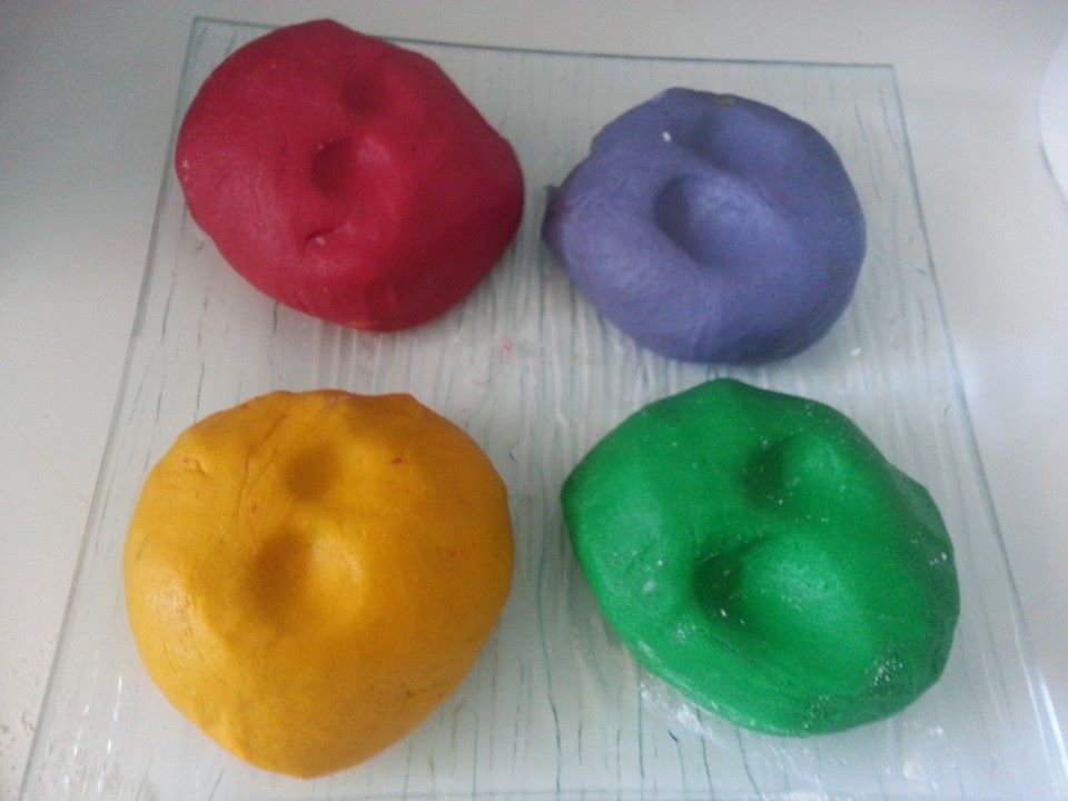 Pâte à modeler maison sans poudre d'alun et sans cuisson