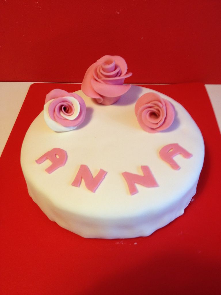 Gâteau avec rose en pâte à sucre - Les Cakes Design de Rémi & Julie