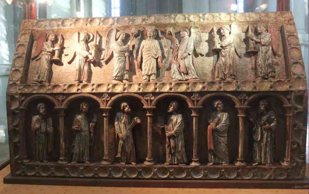 Chasse de Saint Maxenceul 13e siècle qui avait évangélisé Cunault au 4e siècle (en noyer polychrome du13e siècle)