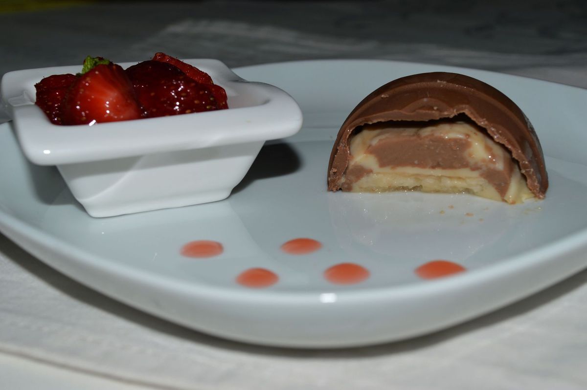Oeuf au chocolat au lait, coeur caramel, chocolat noir et croustillant macaron