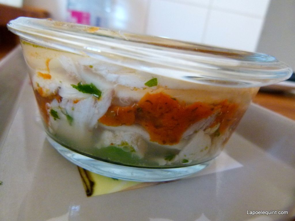 Terrine de raie en gelée, purée de tomatebasilic La Poêle Qui Rit