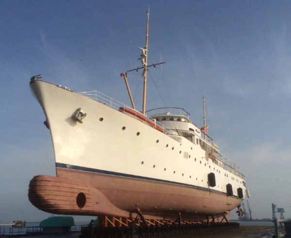 Le yacht Shemara au sec à Cherbourg