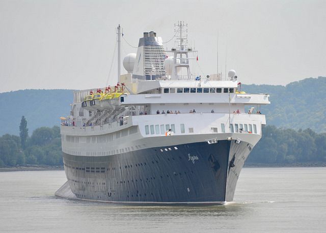 L'Azores sur la Seine après son escale cherbourgeoise