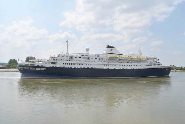 L'Azores sur la Seine après son escale cherbourgeoise