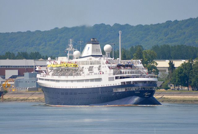 L'Azores sur la Seine après son escale cherbourgeoise