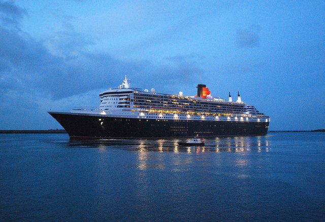 Le Queen Mary 2 en rade de Cherbourg