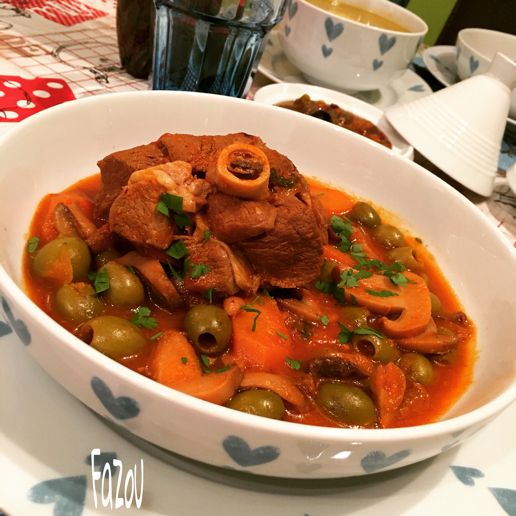 Tajine zitoune(olives) sauce rouge aux viande d'agneau et champignons