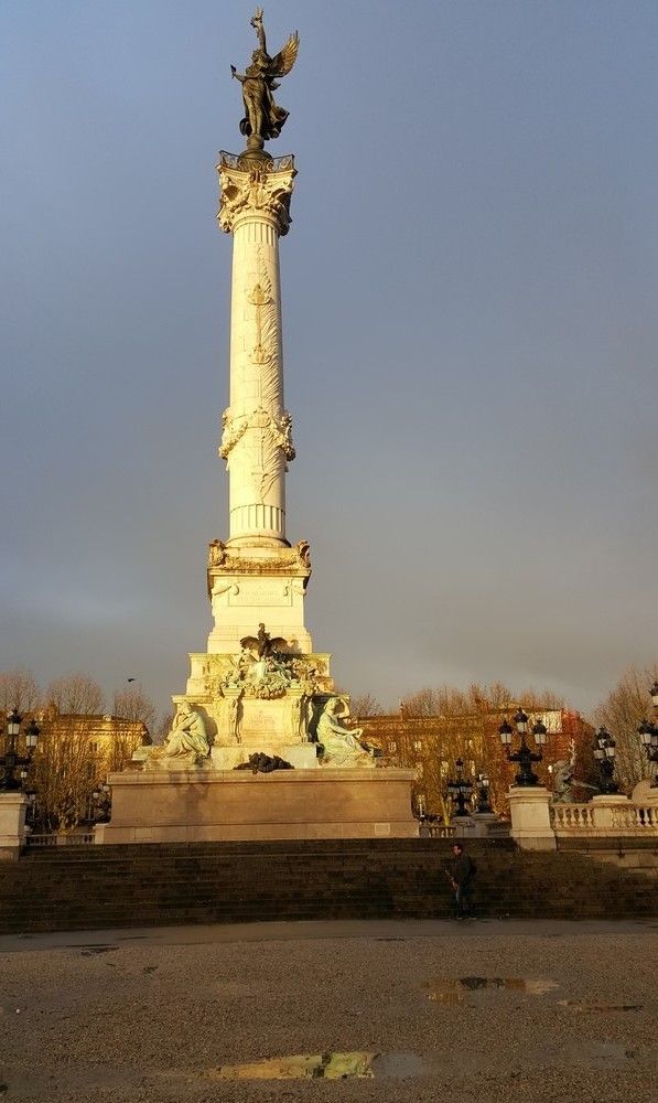 Lumière dorée sur la Fontaine des Girondins...