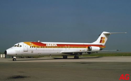 Douglas DC-9-32 EC-BIR de compagnie Iberia, le 15 aout 1981. On aperçoit le logo de la Coupe du Monde 1982 à droite de la porte avant.