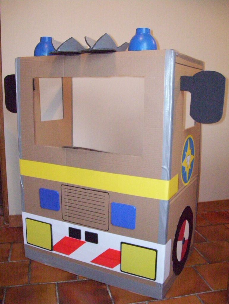 Camion de pompiers XXL en carton -