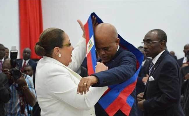 Michel Martelly: remise de l’écharpe présidentielle au président de l’Assemblée Nationale