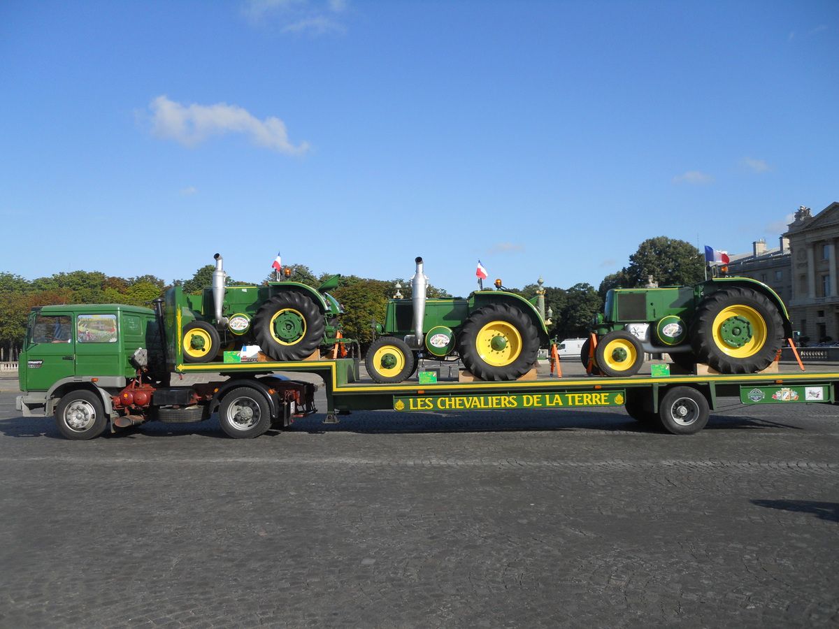 198 tracteurs agricoles qui défilent, c’est sur le blog LES RENDEZ-VOUS DE LA REINE