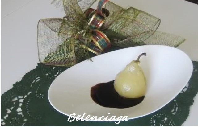 peras sobre espuma de almendras chocolate