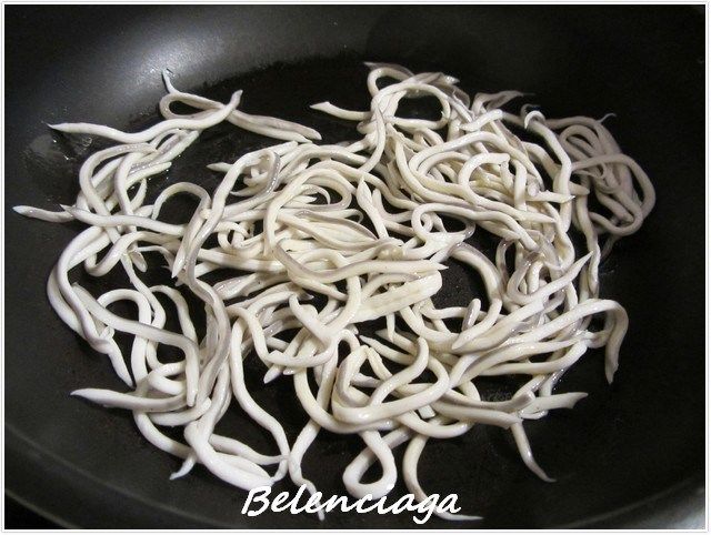 revuelto de calçots y gulas.