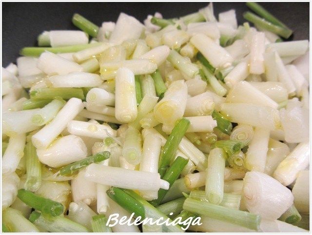 revuelto de calçots y gulas.