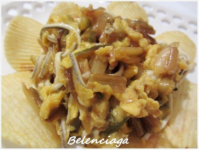 revuelto de calçots y gulas.