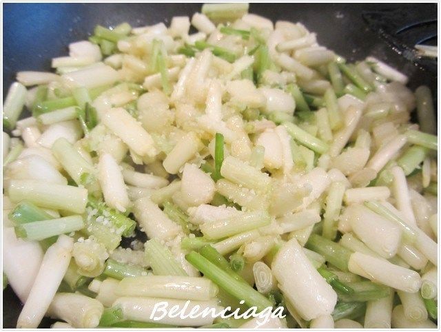 revuelto de calçots y gulas.