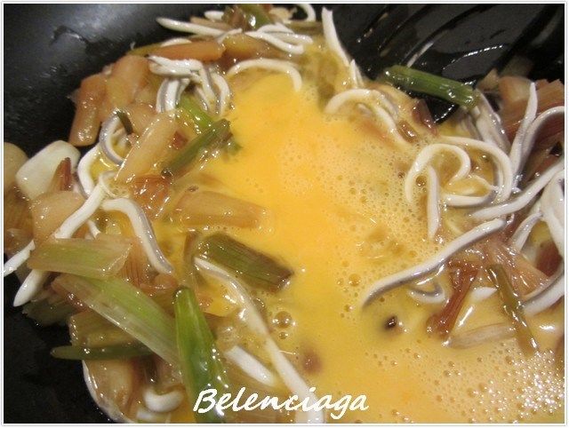 revuelto de calçots y gulas.