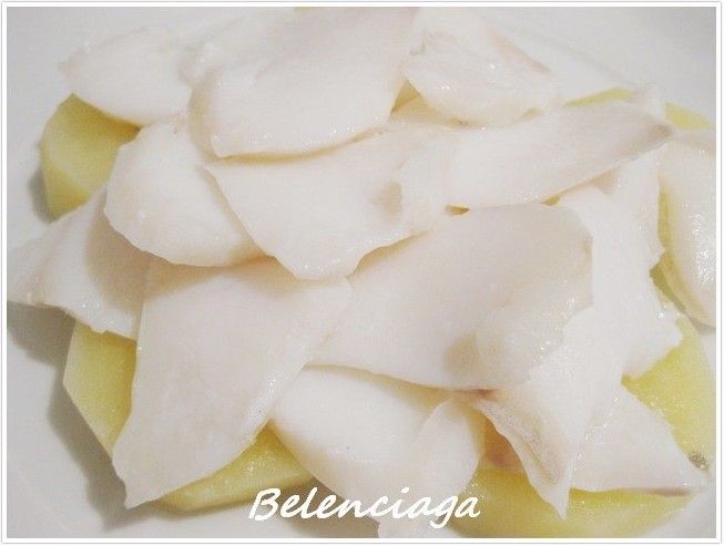 ensalada de bacalao al ajillo.