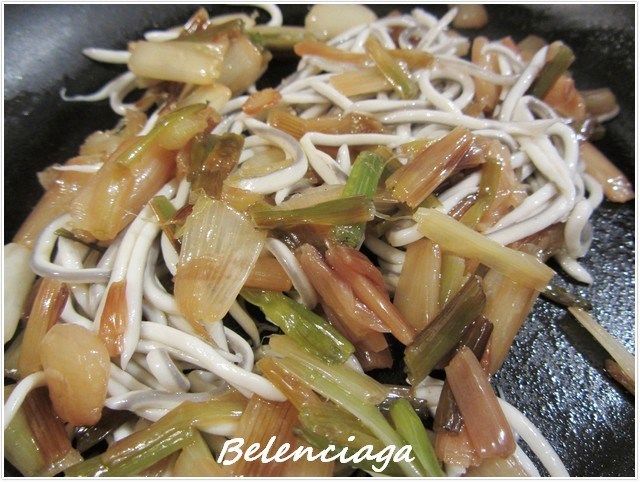 revuelto de calçots y gulas.
