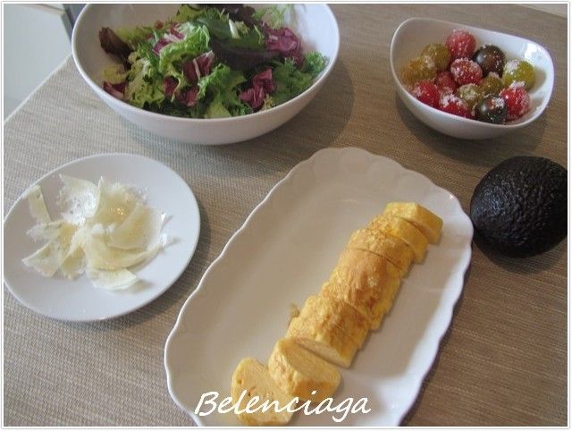 ensalada de tamagoyaki y tomates escarchados