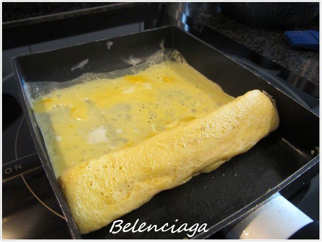 ensalada de tamagoyaki y tomates escarchados