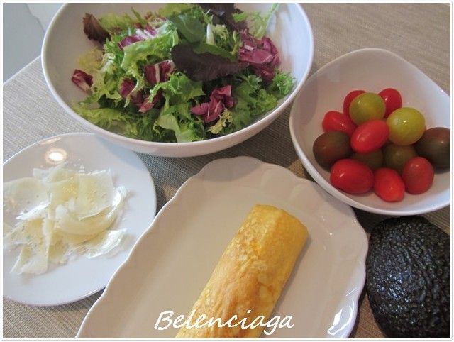 ensalada de tamagoyaki y tomates escarchados