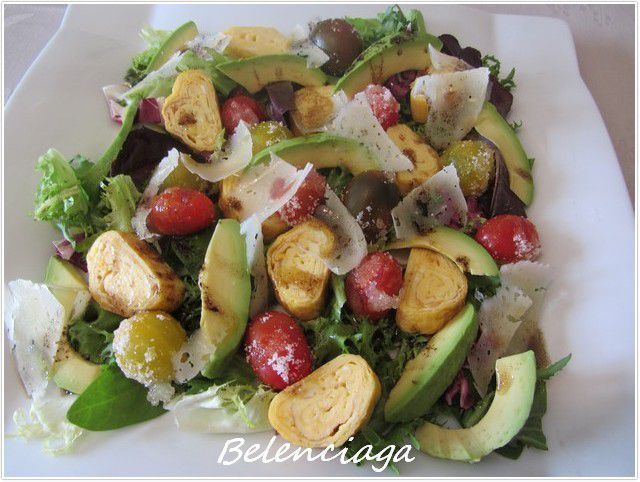 ensalada de tamagoyaki y tomates escarchados