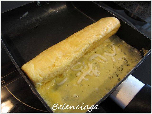 ensalada de tamagoyaki y tomates escarchados